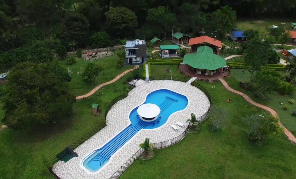 - Vistas aéreas a un parque acuático con piscina en Cabaña la guitarra en Pitalito