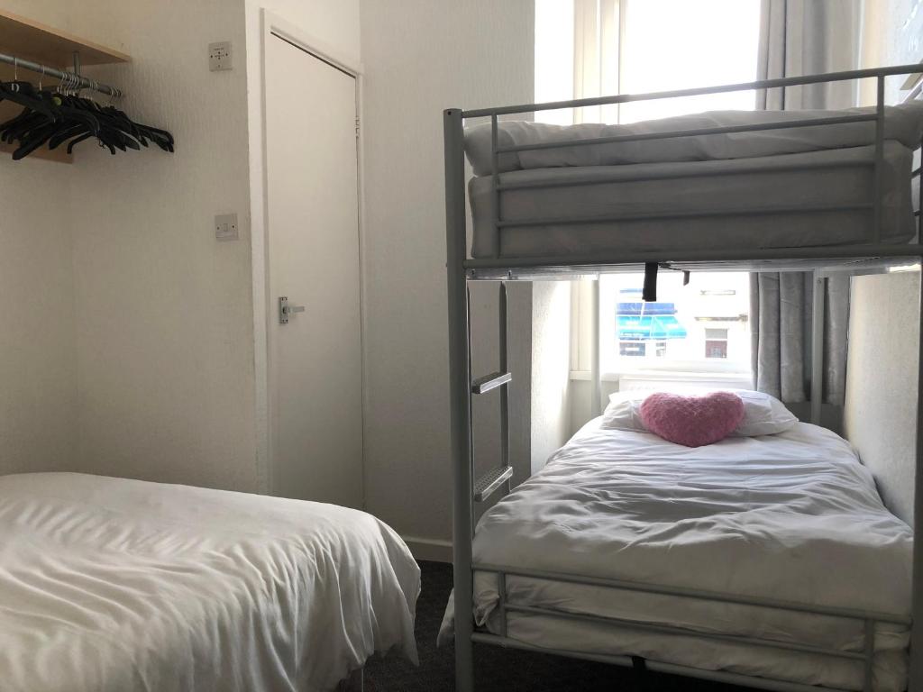Postel nebo postele na pokoji v ubytování Melrose Hotel