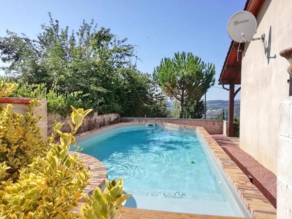 a swimming pool in the backyard of a house at L'oasis Occitan in Figeac