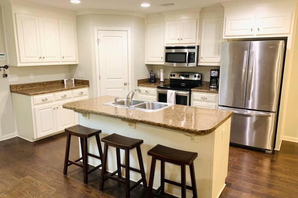 Peaceful 3BR/2BA Hidden Lake Home Near ACOM w/WiFi - Casa De Tres Dormitorios