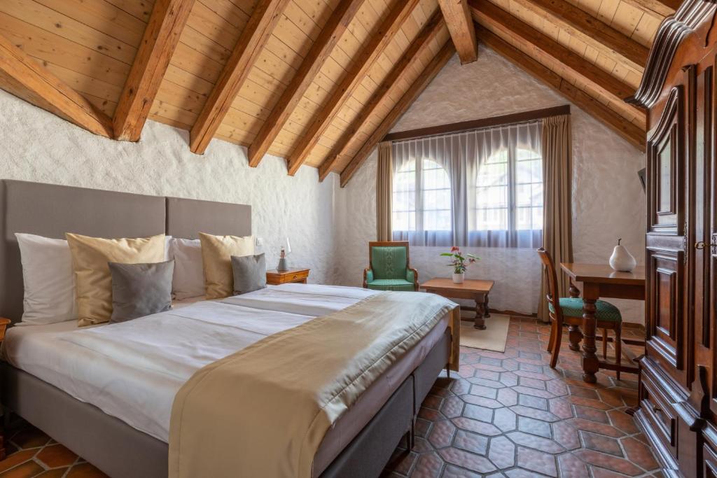 Una cama o camas en una habitación de Swiss-Chalet Merlischachen - Romantik Schloss-Hotel am See