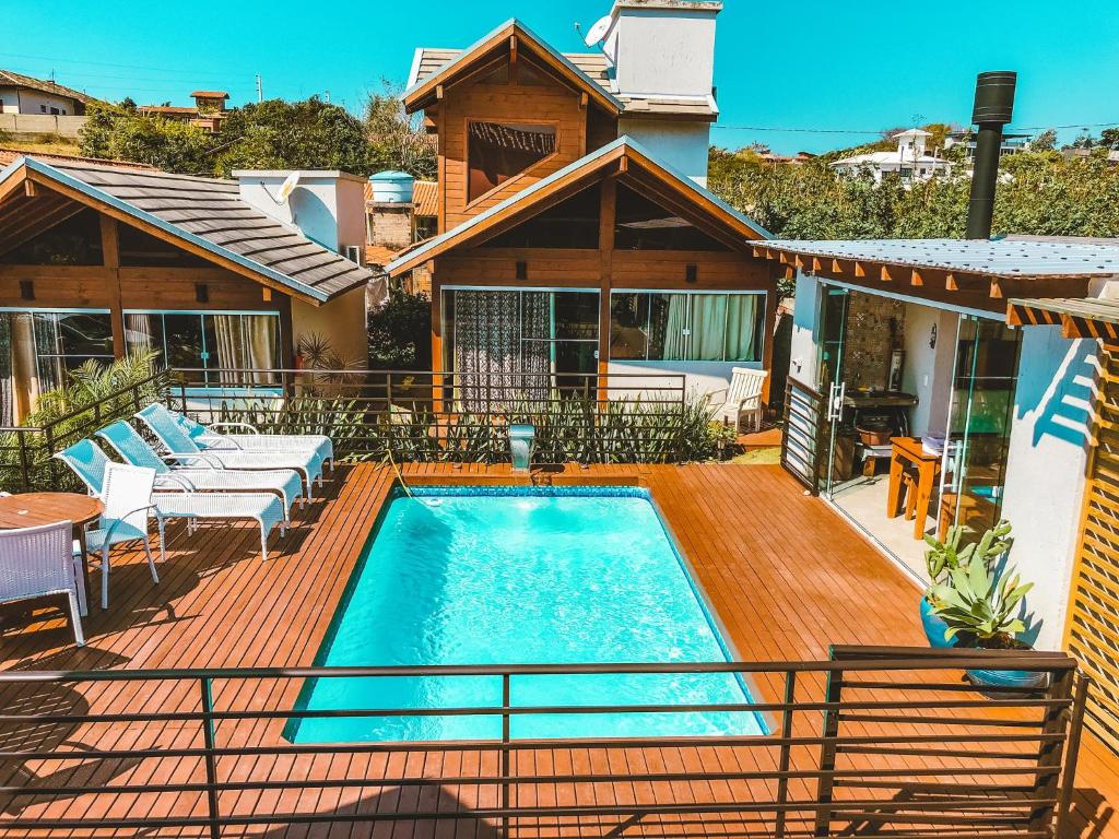 プライア・ド・ローザにあるVilla Sunshineの木製デッキにスイミングプールがある家