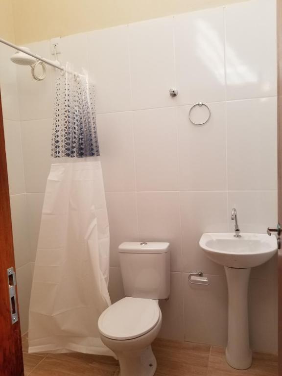 um banheiro com vaso sanitário e pia em Pelourinho em Olímpia