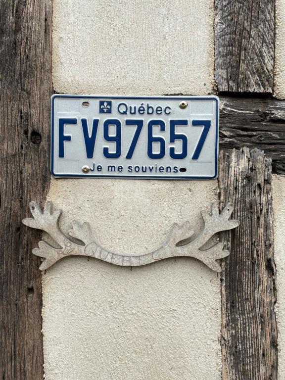 a street sign on the side of a building at le Québec in Arrigny