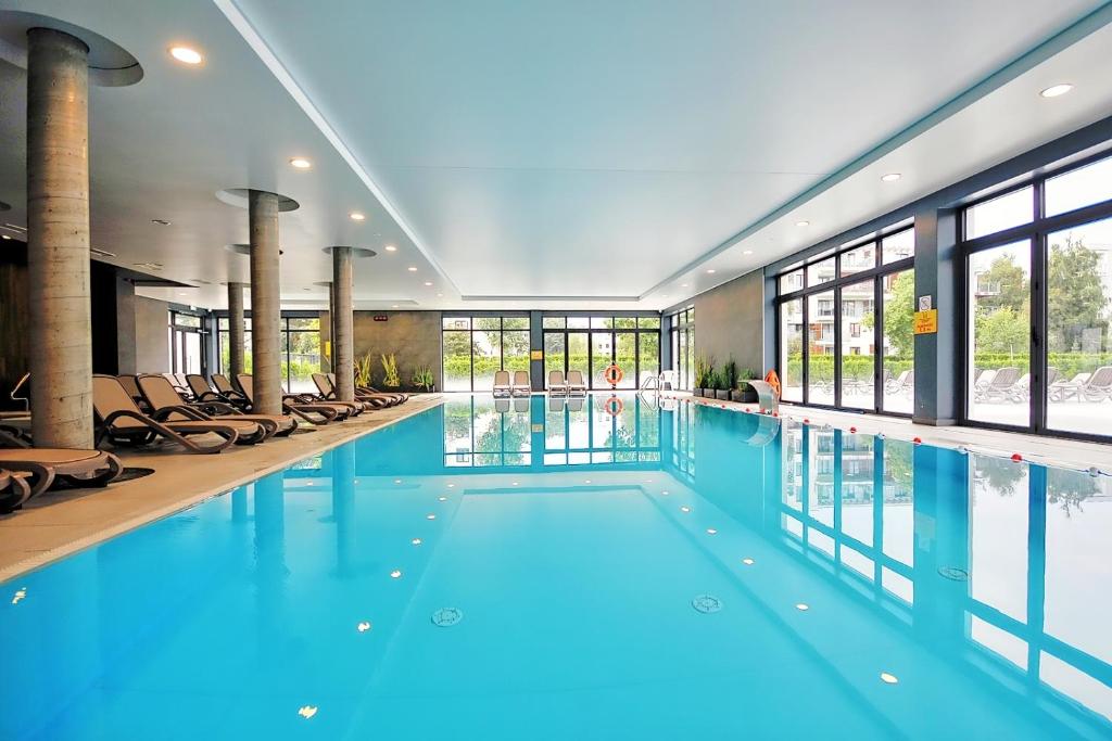 Bazén v ubytovaní SPA Polanki PARK Nemo Apartamenty Kołobrzeg alebo v jeho blízkosti