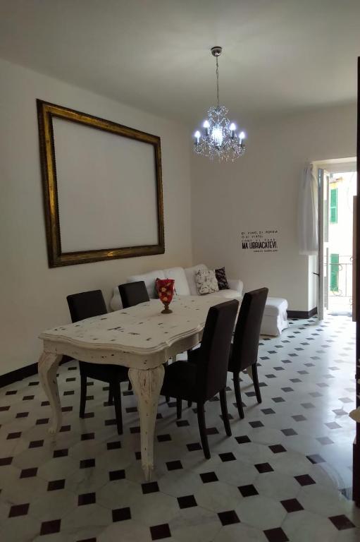 Zdjęcie z galerii obiektu DOGE CAMBIASO- Davanti all'acquario - Grande terrazza privata - Palazzo Nobiliare Storico w Genui