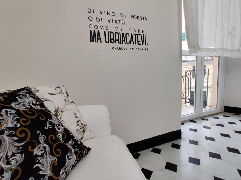 Łóżko lub łóżka w pokoju w obiekcie DOGE CAMBIASO- Davanti all'acquario - Grande terrazza privata - Palazzo Nobiliare Storico