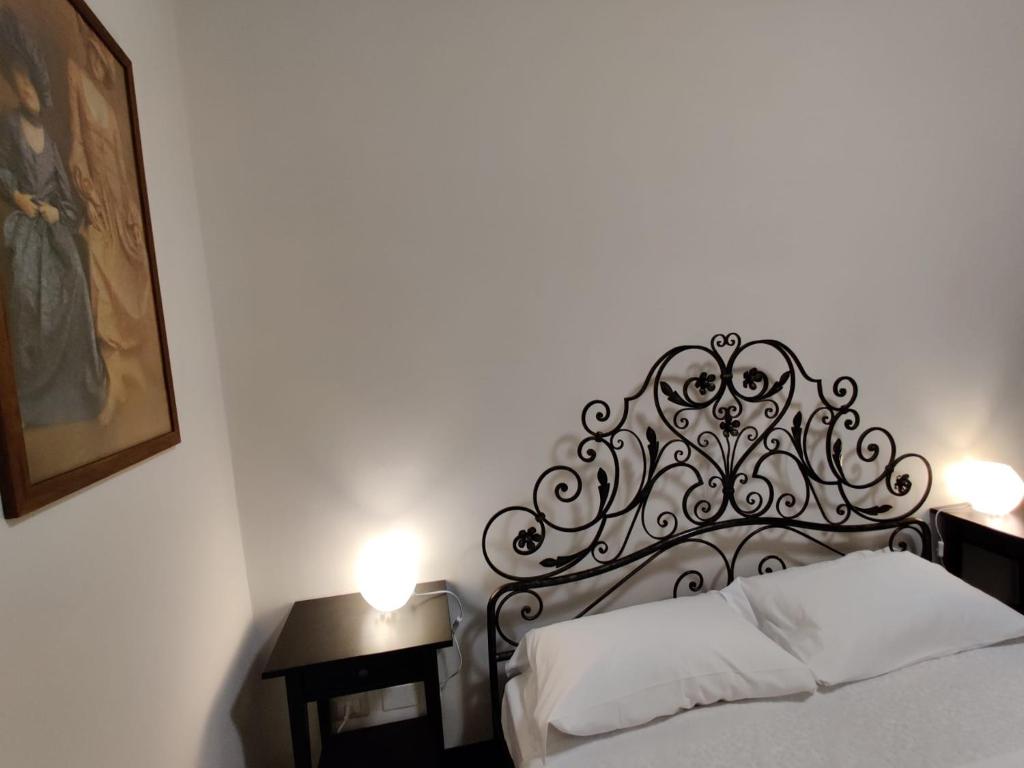 Łóżko lub łóżka w pokoju w obiekcie DOGE CAMBIASO- Davanti all'acquario - Grande terrazza privata - Palazzo Nobiliare Storico