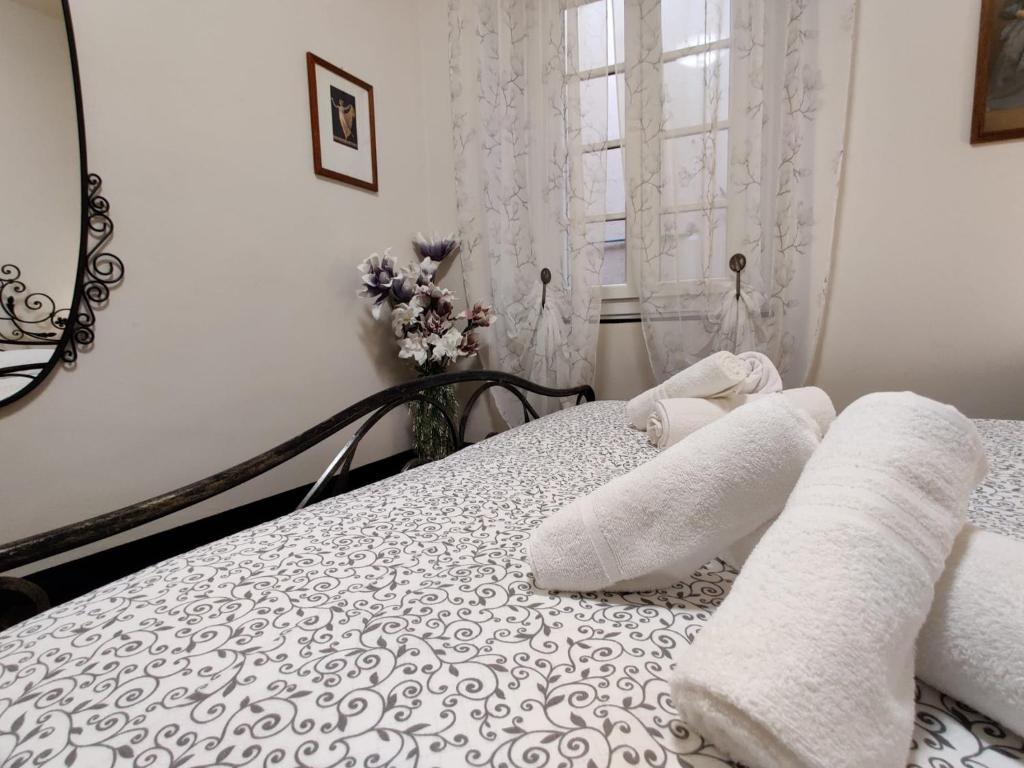 Łóżko lub łóżka w pokoju w obiekcie DOGE CAMBIASO- Davanti all'acquario - Grande terrazza privata - Palazzo Nobiliare Storico