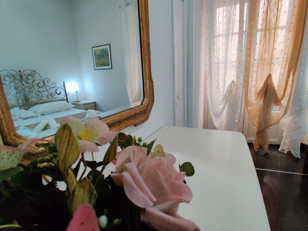 Ein Bett oder Betten in einem Zimmer der Unterkunft DOGE CAMBIASO- Davanti all'acquario - Grande terrazza privata - Palazzo Nobiliare Storico
