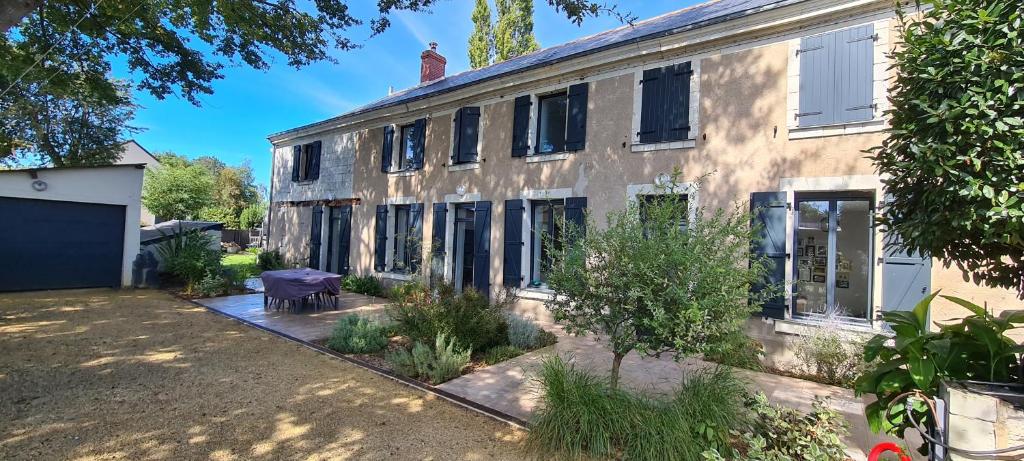 an exterior view of a house with a yard at Appartement Pierres de Loire- Linge inclus -1er étage in La Bohalle