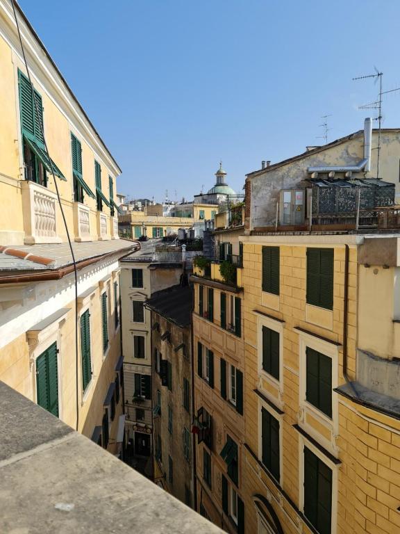 widok z balkonu budynku apartamentowego w obiekcie DOGE CAMBIASO- Davanti all'acquario - Grande terrazza privata - Palazzo Nobiliare Storico w Genui