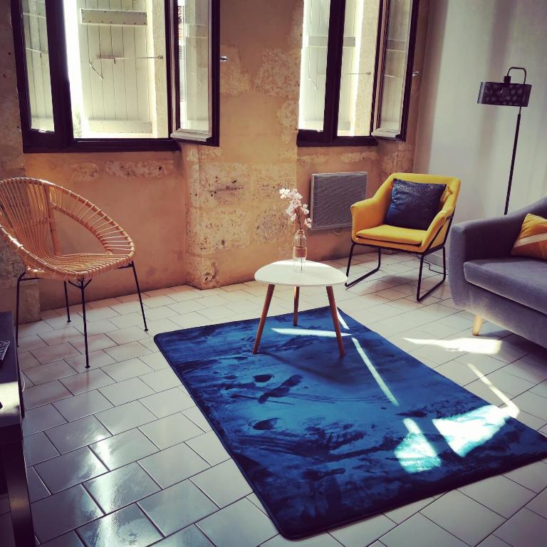 un salon avec une table et des chaises dans l'établissement Appartement de charme, au cœur d'Auch, 4 pers, à Auch