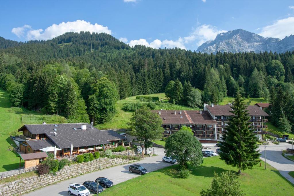 una vista aérea de un complejo con coches aparcados en un aparcamiento en Alpenresidenz Buchenhöhe, en Berchtesgaden