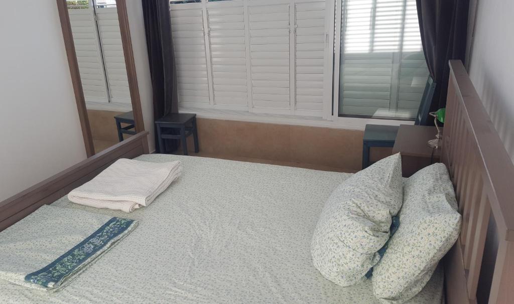 Postel nebo postele na pokoji v ubytování Room near Sheba Medical Center, and Bar Ilan, and TLV Airport