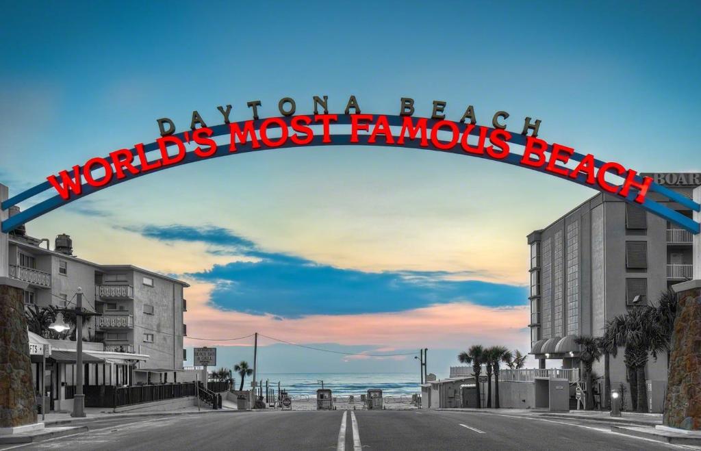 een bord dat 's werelds beroemdste strand leest bij Turquoise Beach Retreat~King Bed~Daytona Beach in Daytona Beach