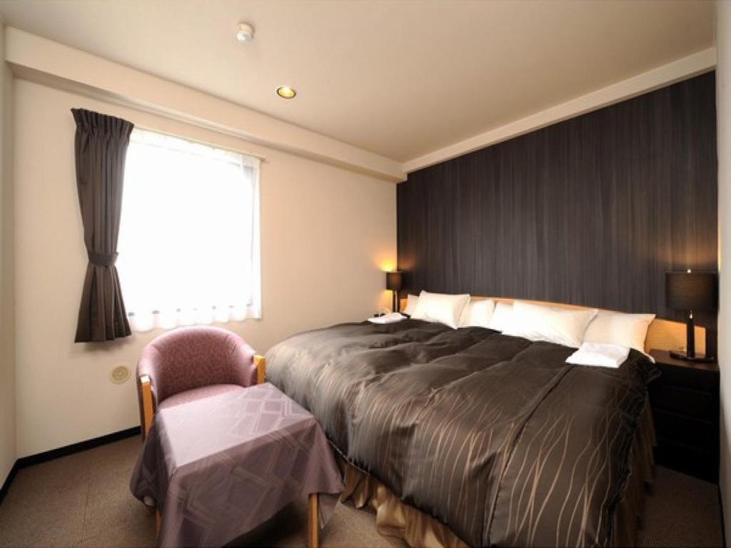 木更津的住宿－Hotel Royal Garden Kisarazu / Vacation STAY 72219，卧室配有床、椅子和窗户。