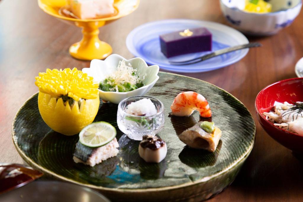 ホテルの敷地内または近くでの食事または食べ物