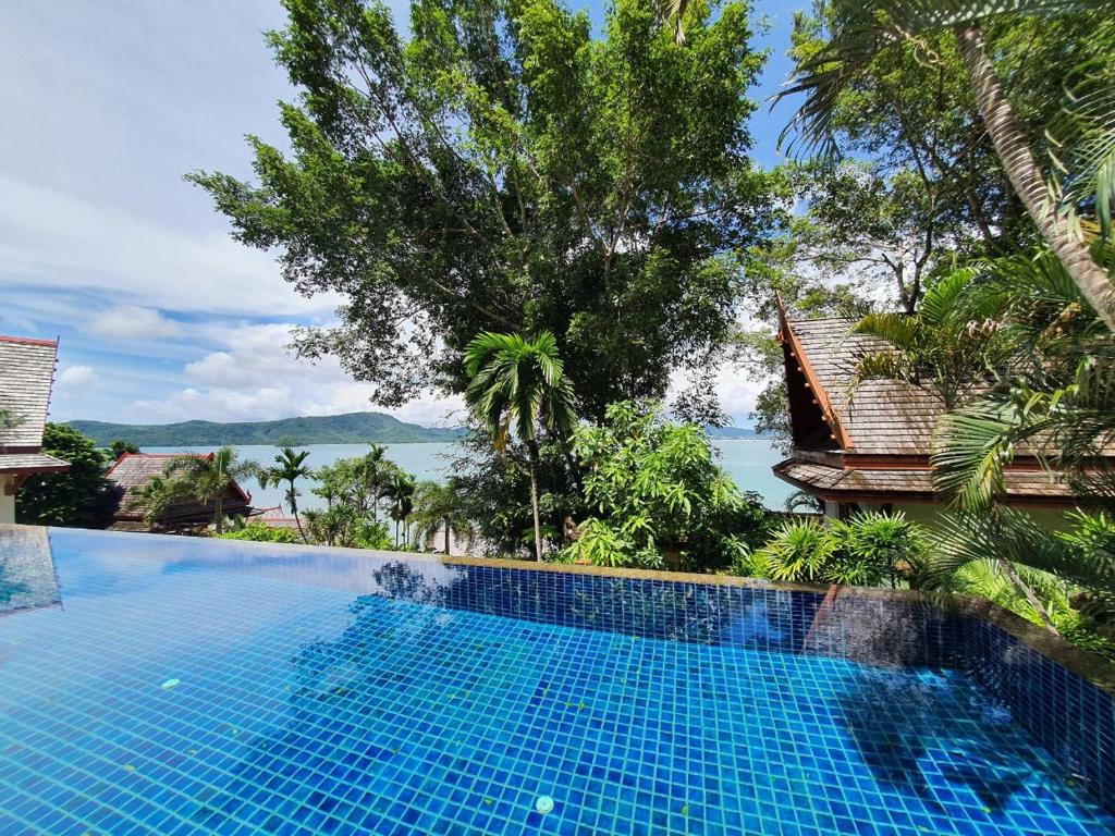 Beachfront Bali Style Villa with 6 Bedrooms, Phuket Town, Thailand -  Booking.com