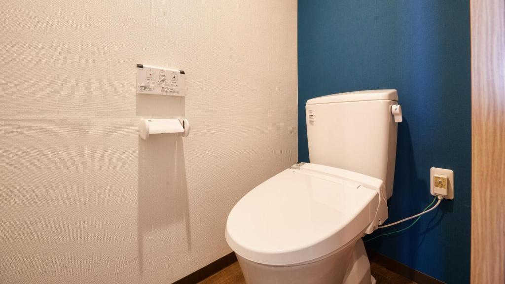 New Normal Hotel in NAMINOUE ニューノーマルホテルイン波の上的一间浴室