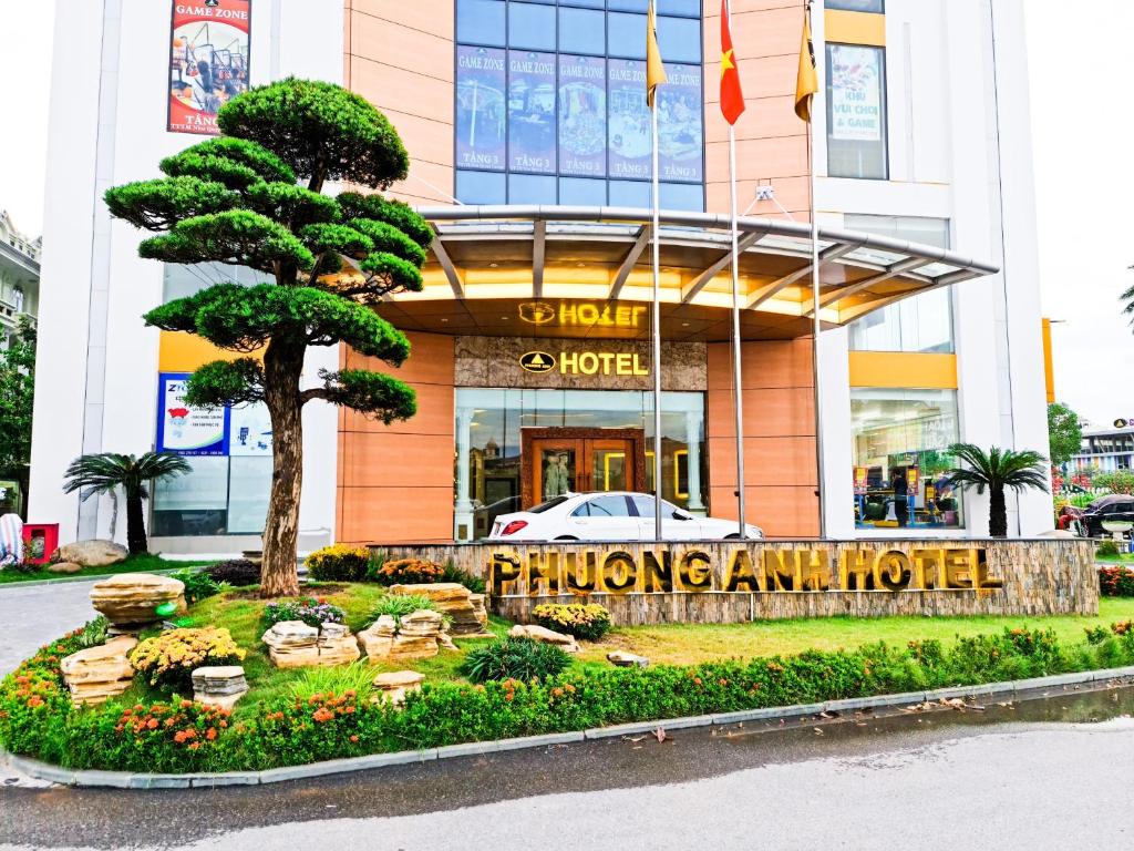 a building with a tree in front of it at Khách sạn Phương Anh in HÆ°ng YÃªn