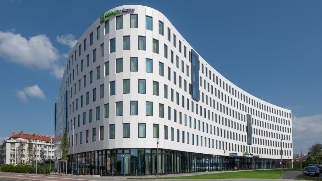 un grand bâtiment de bureau blanc avec beaucoup de fenêtres dans l'établissement Holiday Inn Express Düsseldorf - Hauptbahnhof, an IHG Hotel, à Düsseldorf