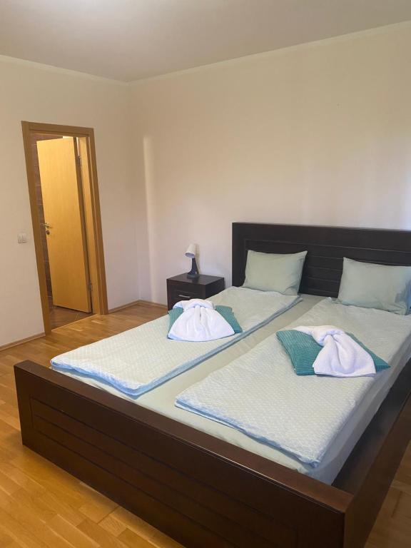 una camera da letto con un letto grande con asciugamani sopra di K's Place Apartment Pravets Golf Resort a Pravets