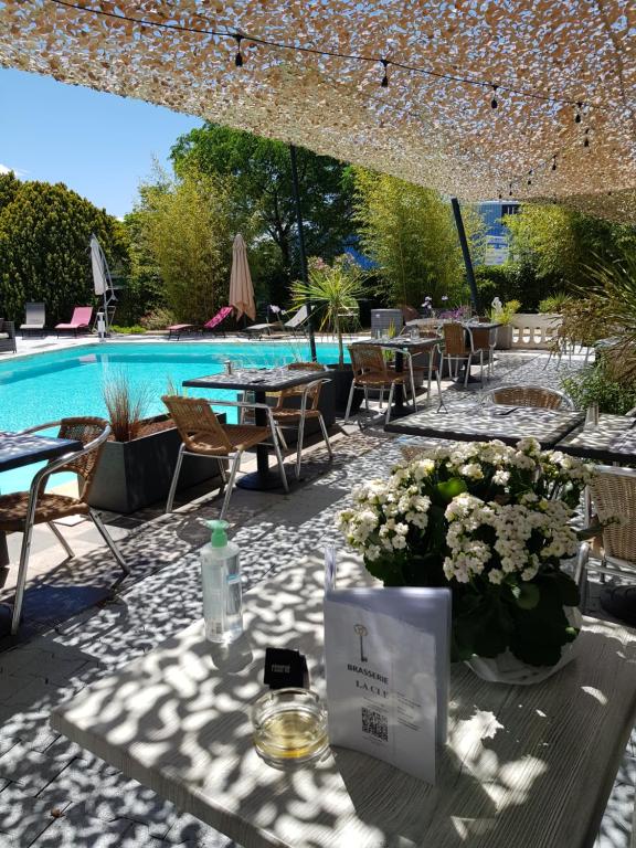 Bazén v ubytování Hotel La Clé nebo v jeho okolí