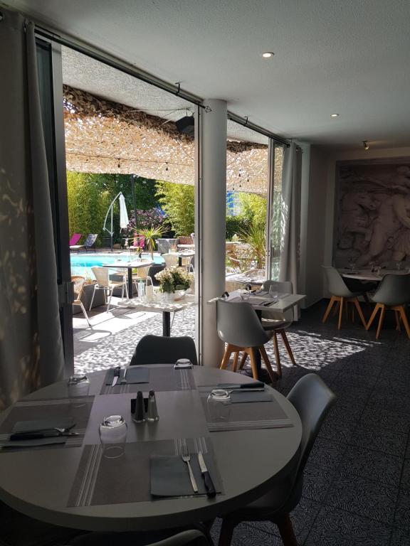 Bazén v ubytování Hotel La Clé nebo v jeho okolí