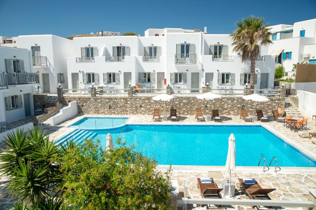 una piscina frente a un edificio en Summer Shades Hotel - ex Arkoulis, en Naousa