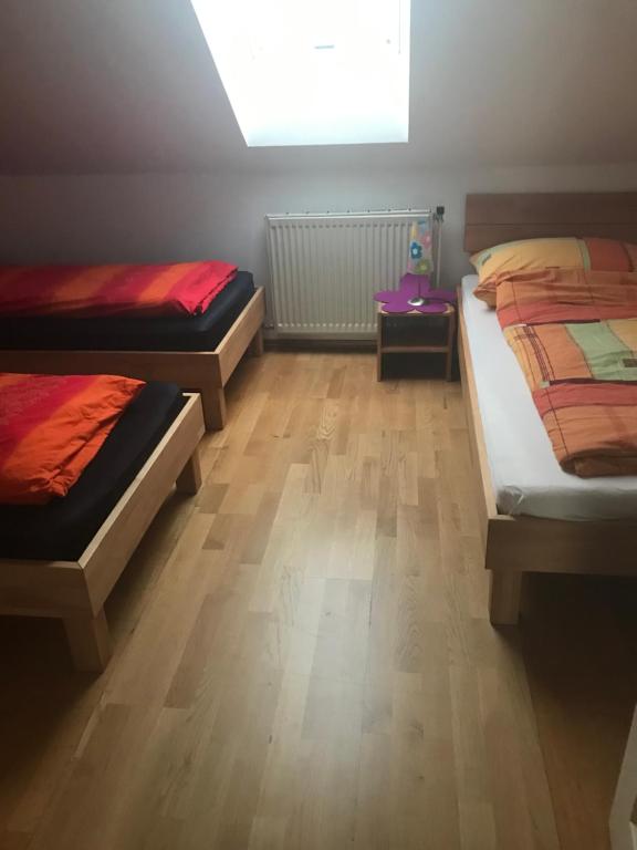 Posteľ alebo postele v izbe v ubytovaní Vermieterei