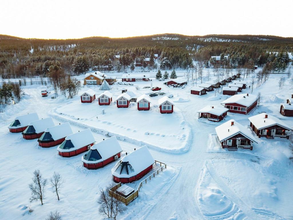 - une vue aérienne sur un village recouvert de neige dans l'établissement Holiday Village Inari, à Inari