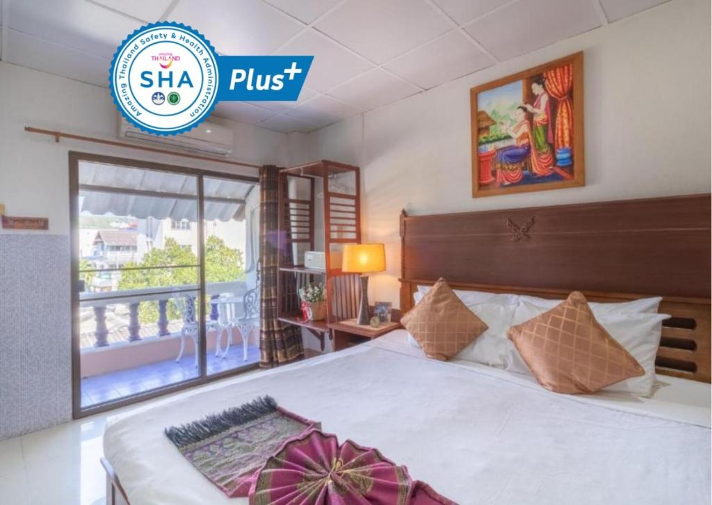 um quarto com uma cama e uma placa que diz slka plus em Rendezvous Oldtown Chiangmai SHA Extra Plus em Chiang Mai