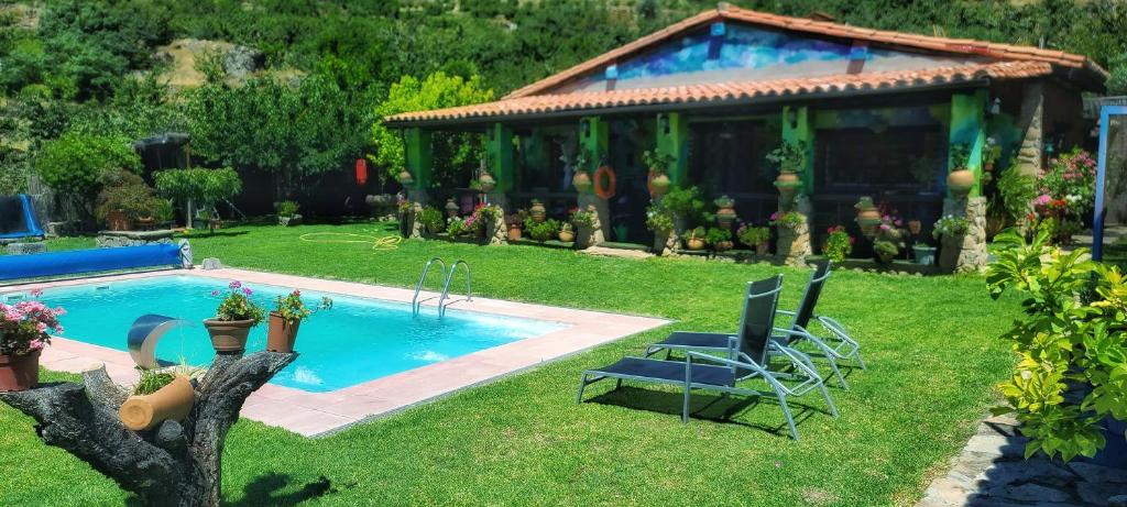 einen Hinterhof mit einem Pool und einem Haus in der Unterkunft Casa Rural Entre dos Aguas in Navaconcejo