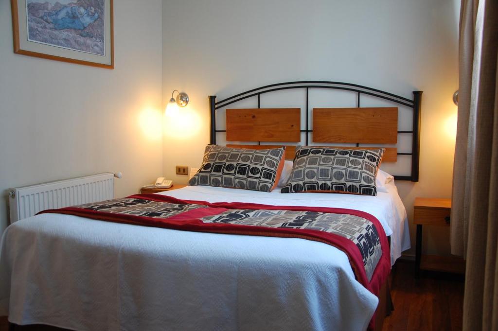 a bedroom with a large bed in a room at Hotel Plaza Concepción in Concepción