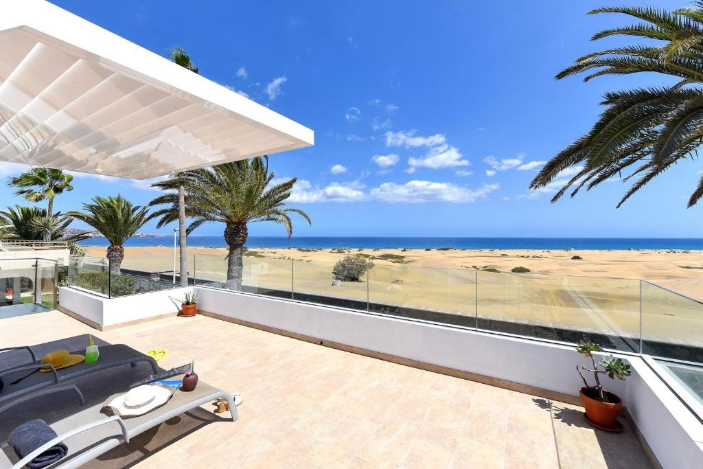 Cette villa offre une vue sur la plage. dans l'établissement Chalet Golden Sahara by VillaGranCanaria, à Playa del Ingles