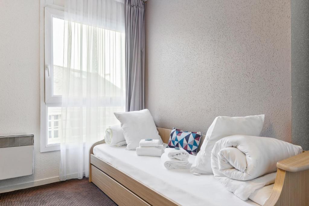 Cama ou camas em um quarto em Appart&#39;City Classic Nantes Viarme