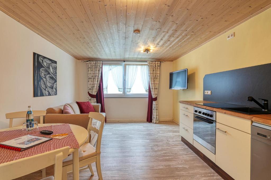 Kuchyň nebo kuchyňský kout v ubytování Zum Senn - Hotel Garni