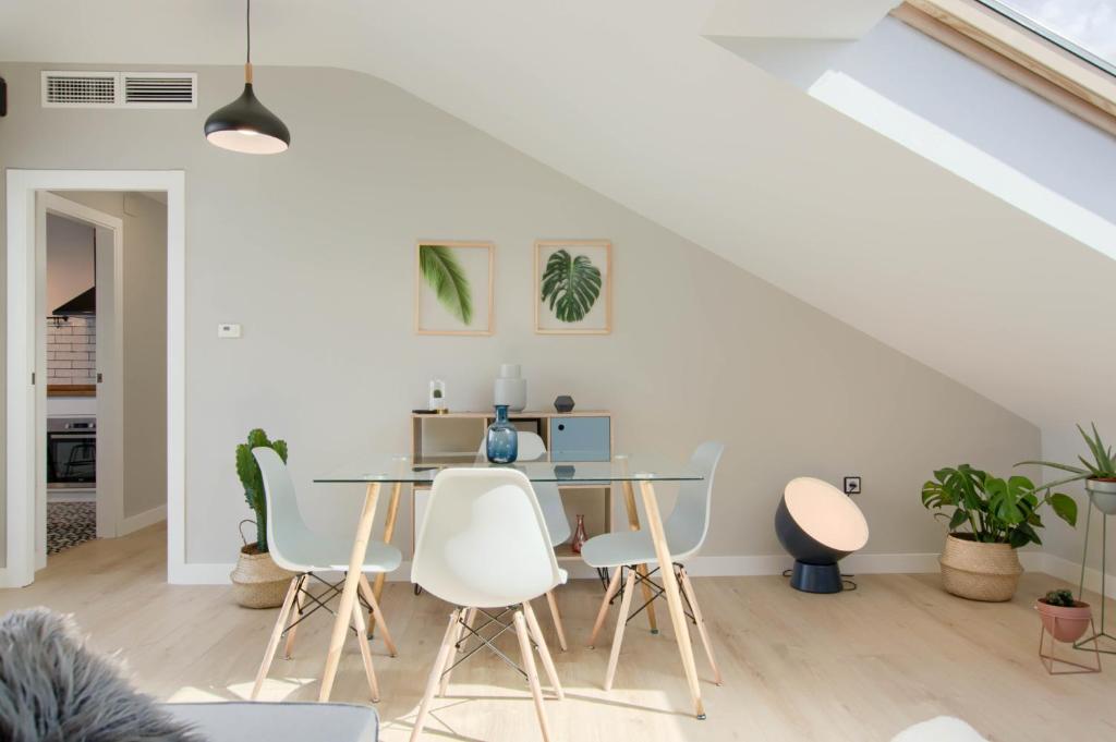 a dining room with a table and chairs at La Plaza-Atico in Villafranca de los Barros