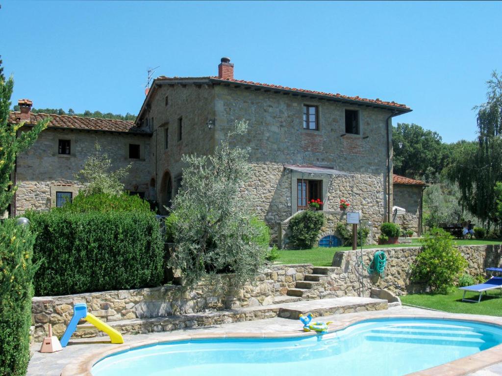 une maison et une piscine en face d'une maison dans l'établissement Apartment Il Casellino-3 by Interhome, à Case Malva
