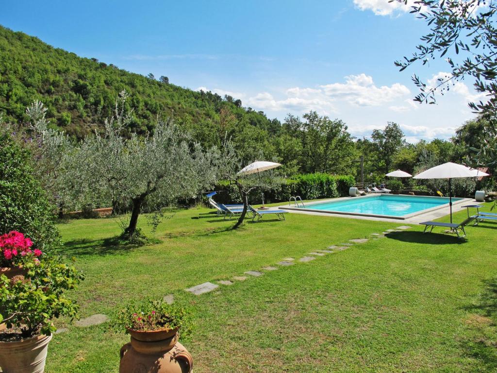 Bazén v ubytovaní Holiday Home La Fornace-4 by Interhome alebo v jeho blízkosti