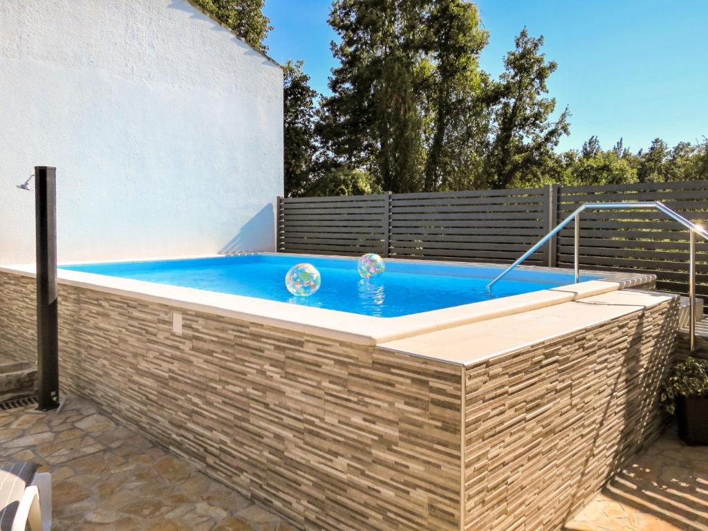 Bazén v ubytování Holiday Home Milka 2 by Interhome nebo v jeho okolí