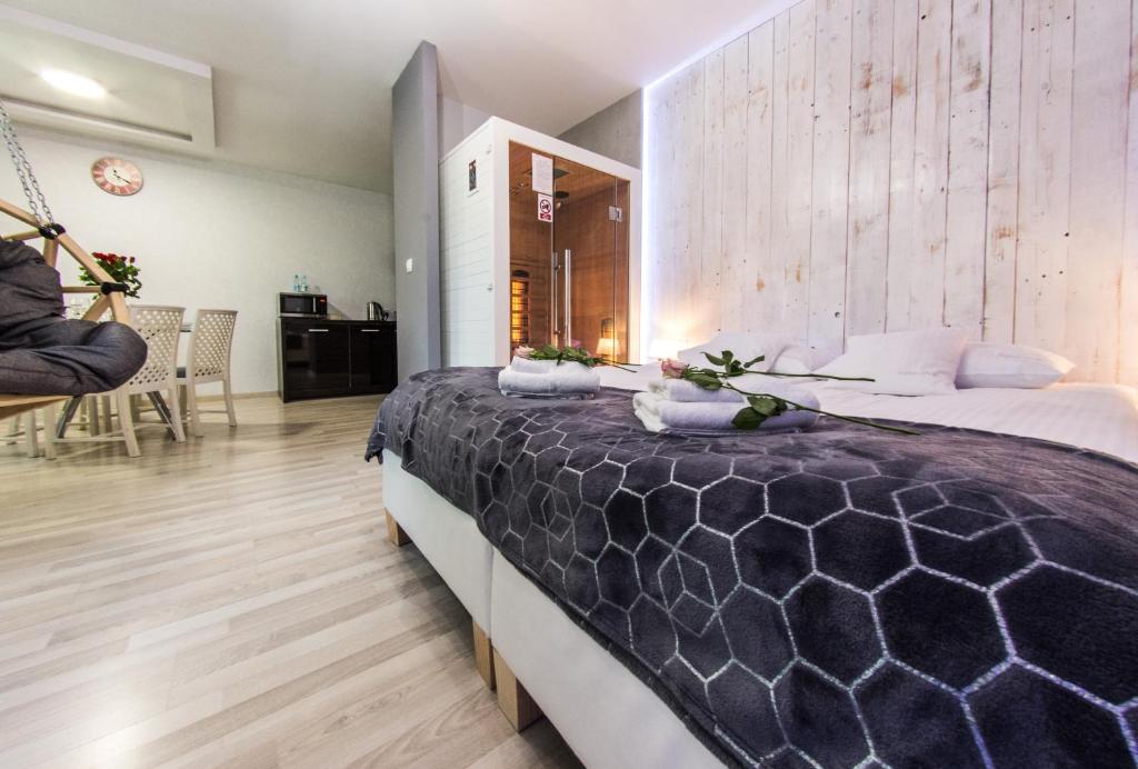 Posteľ alebo postele v izbe v ubytovaní Apartamenty hoteLOVE z sauną