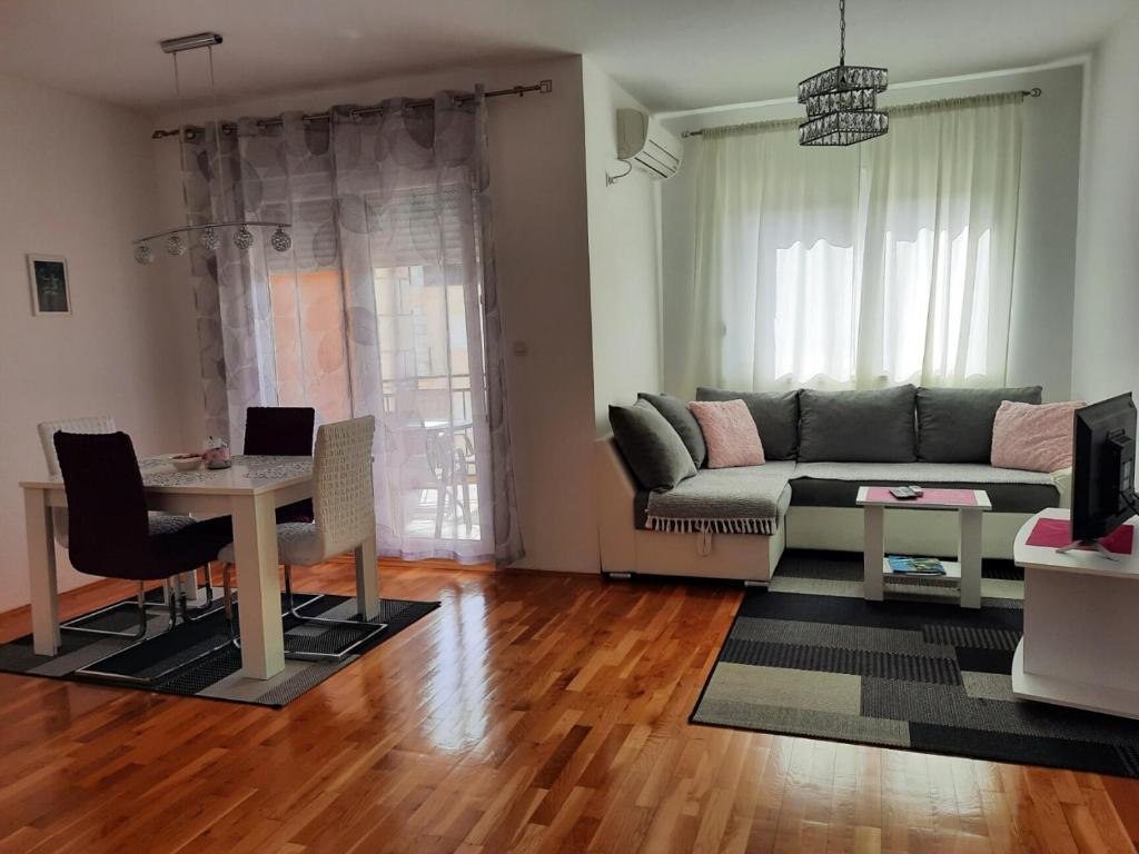 ein Wohnzimmer mit einem Sofa und einem Tisch in der Unterkunft Apartman Natasha in Trebinje