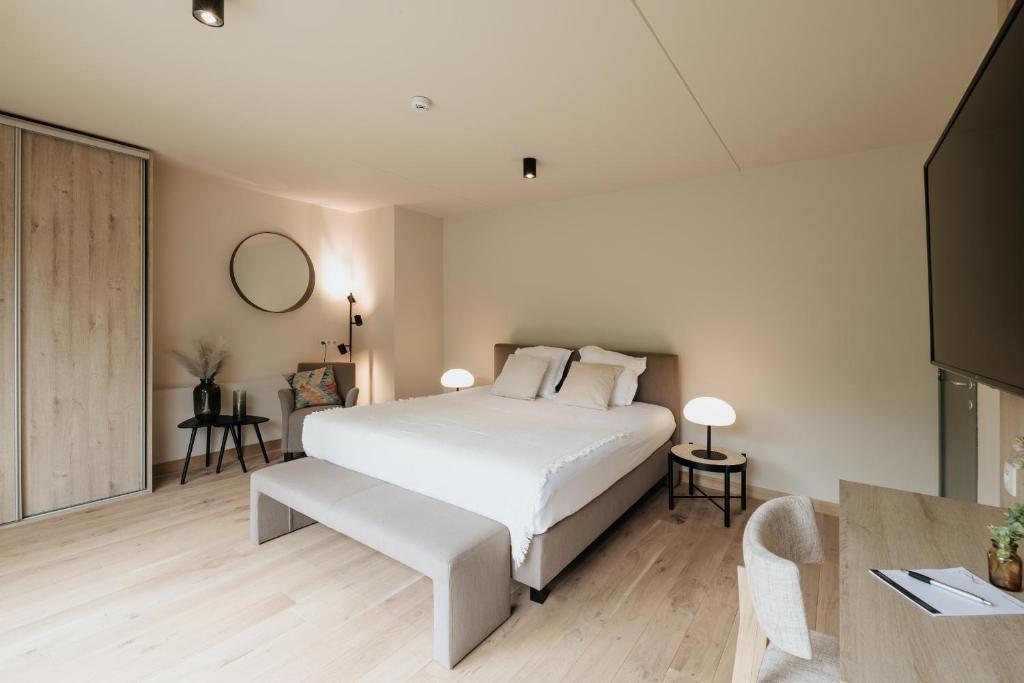 Postel nebo postele na pokoji v ubytování La Merveilleuse by Infiniti hôtel