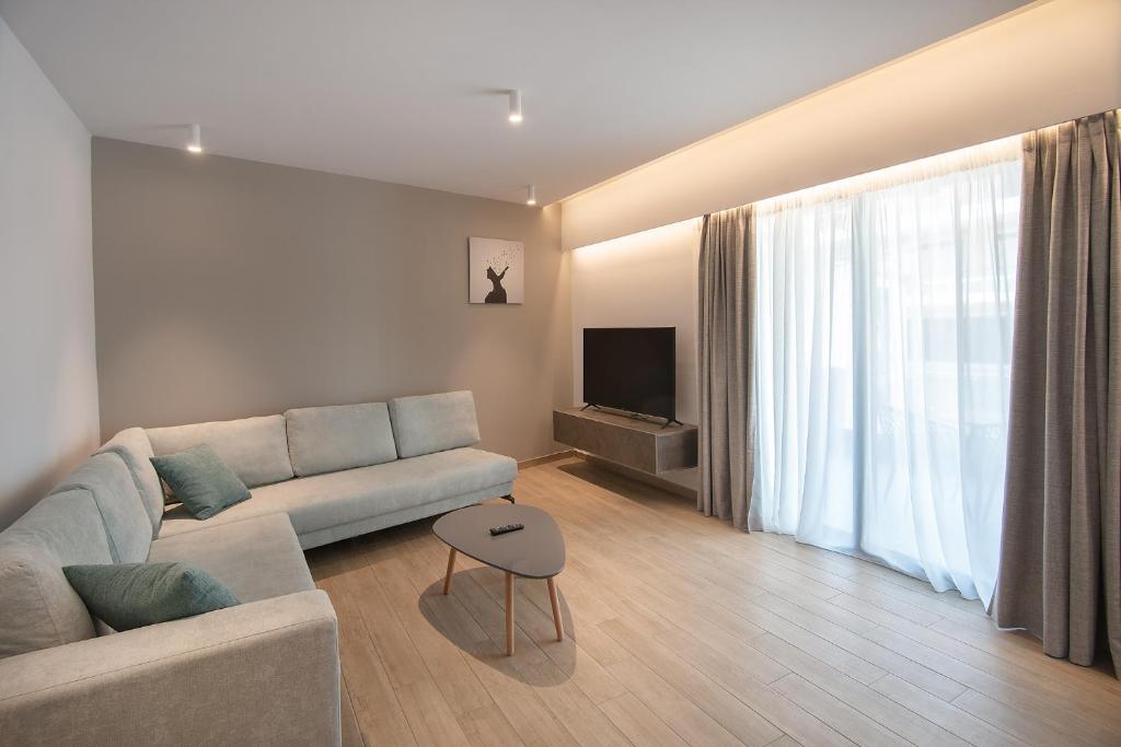 TV a/nebo společenská místnost v ubytování The Residences Kalamata