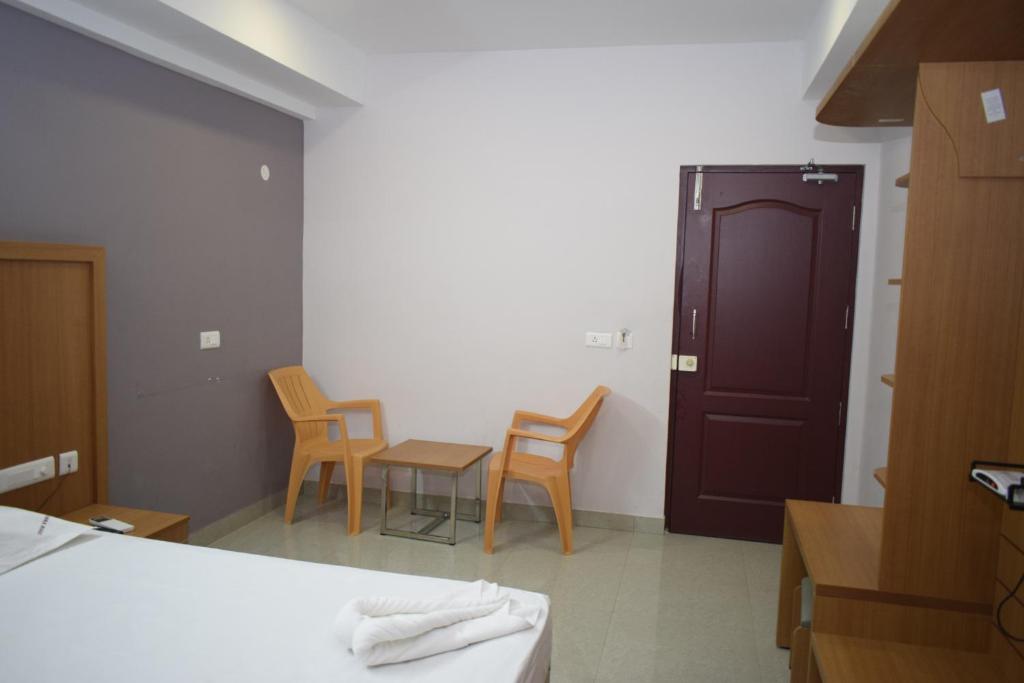 Postel nebo postele na pokoji v ubytování Hotel Vijay Krishna