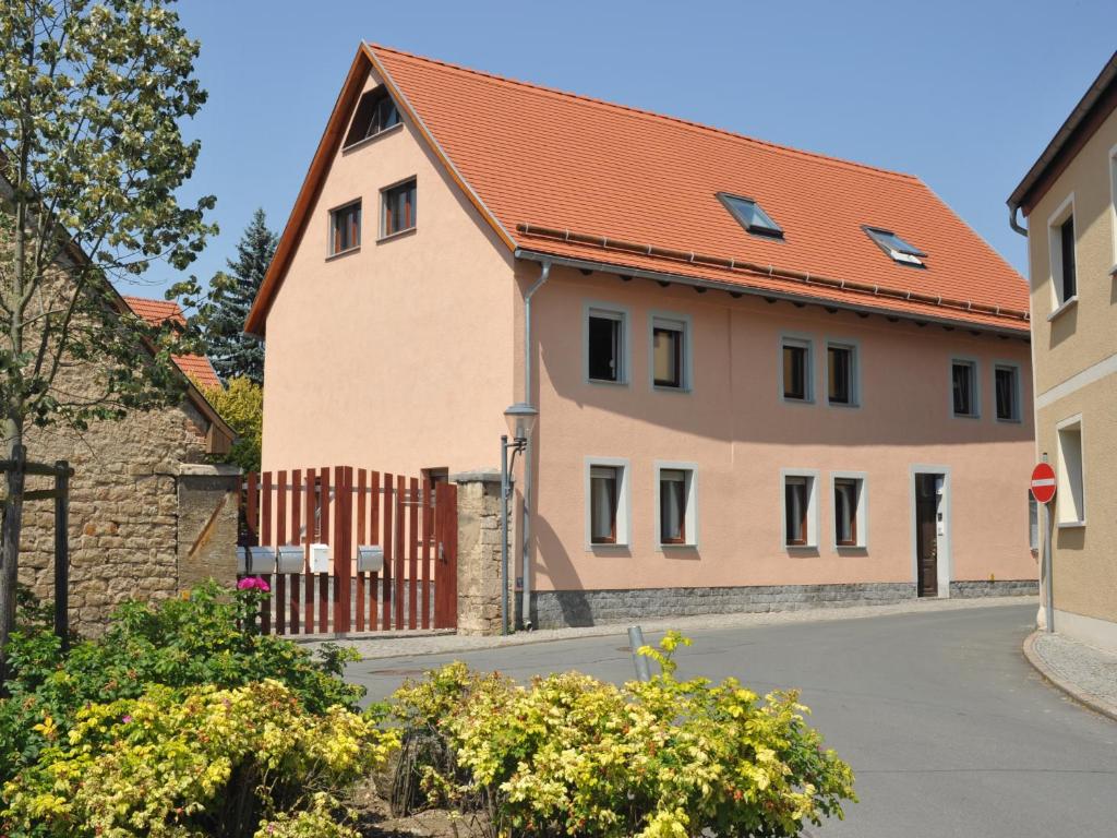 ワイマールにあるWeimar Ferienwohnung am Goetheparkの赤屋根の家