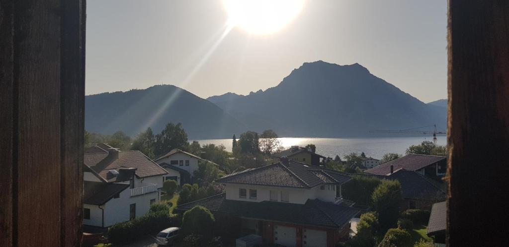 a view of a town with houses and a mountain at Auszeit am Traunsee in Altmünster