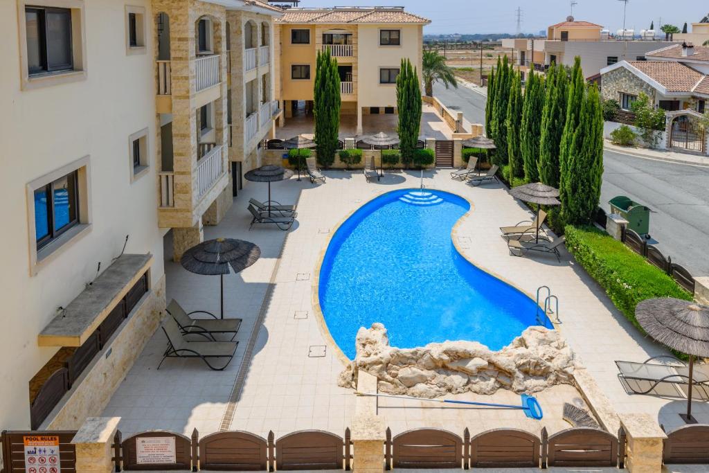 an overhead view of a swimming pool in a hotel at Blue Serenity Complex in Larnaka